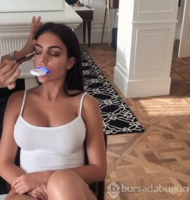 Georgina Rodriguez'den sosyal mesafeli makyaj pozu