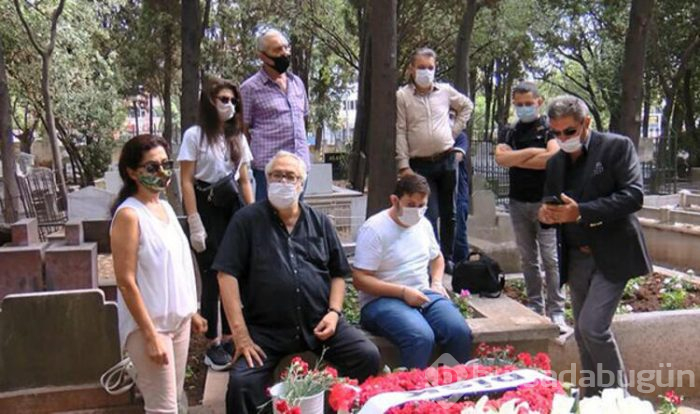 Tarık Akan mezarı başında anıldı! 'Onu çok özlüyoruz'