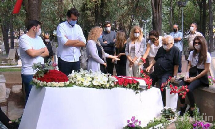 Tarık Akan mezarı başında anıldı! 'Onu çok özlüyoruz'