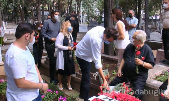 Tarık Akan mezarı başında anıldı! 'Onu çok özlüyoruz'