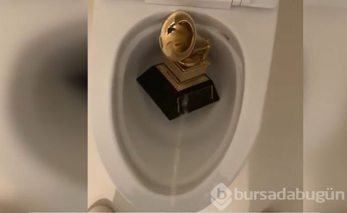 Kanye West, Grammy ödülünün üzerine tuvaletini yaptı