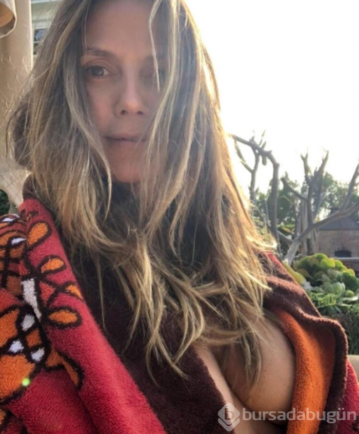 Heidi Klum, havuz başında üstsüz güneşlendi