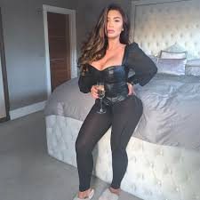 Shaughna Phillips baldırlarından yağ aldırdı