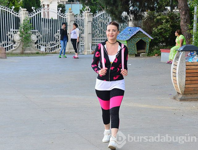 Esra Sönmezer 'tek aşkım' dediği kedisine maske taktı