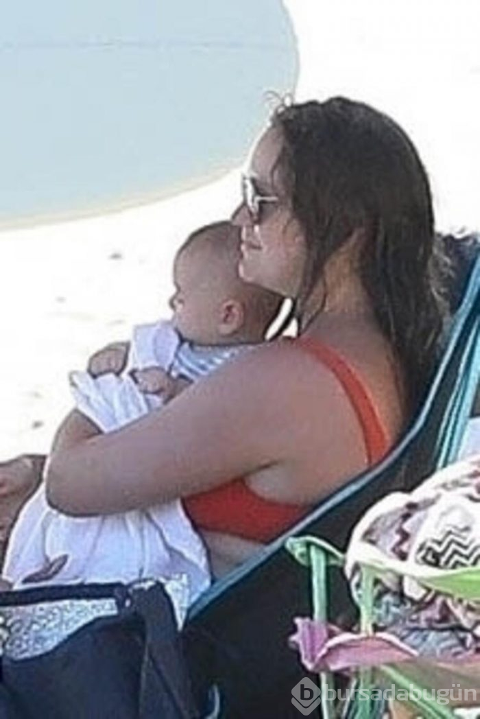 Leighton Meester ve Adam Brody'nin çocuklarıyla plaj keyfi