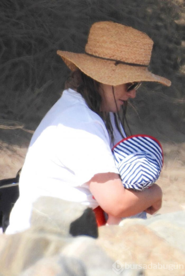 Leighton Meester ve Adam Brody'nin çocuklarıyla plaj keyfi
