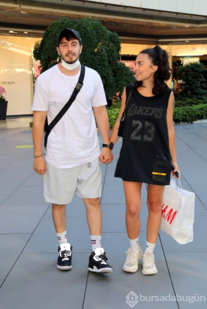 İsmail Ege Şaşmaz'dan sevgilisi Hande Ünal'a evlilik teklifi!
