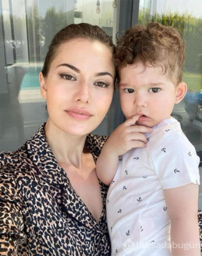 Burak Özçivit oğlu Karan ile poz verdi