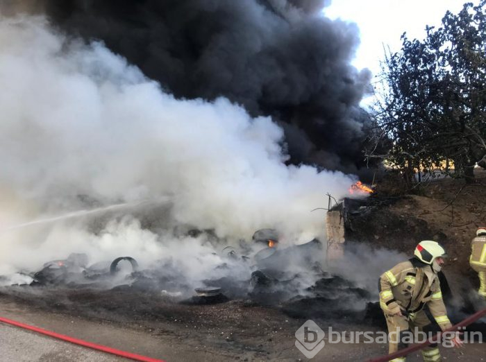Bursa'da lastik deposunda yangın
