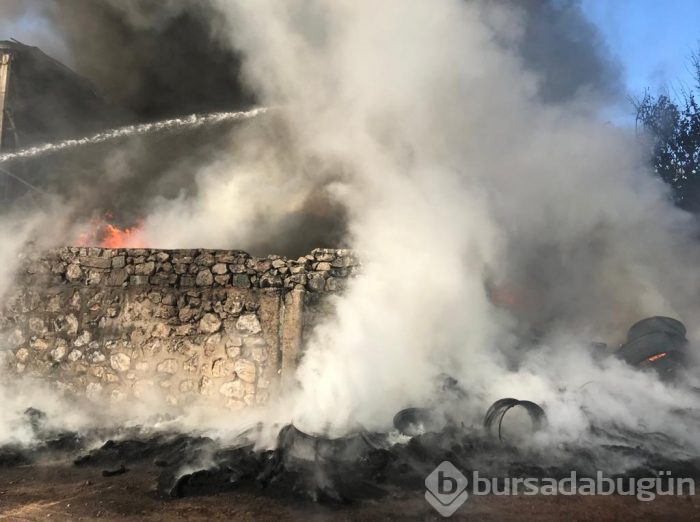 Bursa'da lastik deposunda yangın