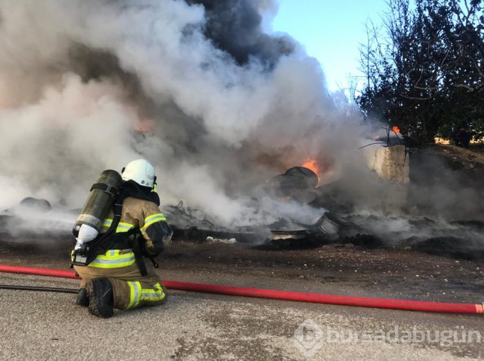 Bursa'da lastik deposunda yangın