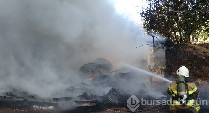 Bursa'da lastik deposunda yangın