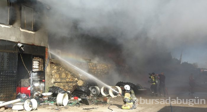 Bursa'da lastik deposunda yangın