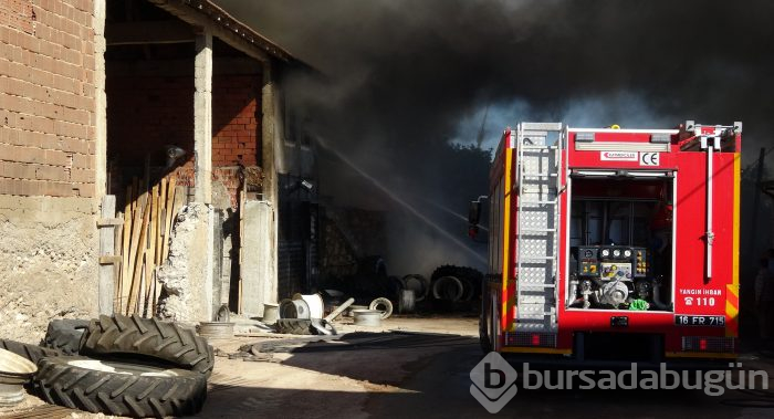 Bursa'da lastik deposunda yangın