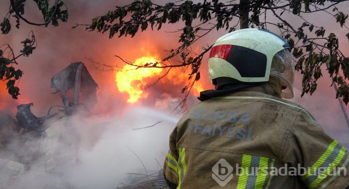 Bursa'da lastik deposunda yangın