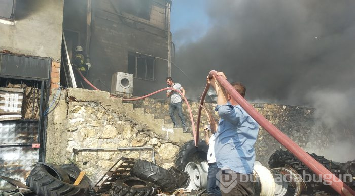 Bursa'da lastik deposunda yangın