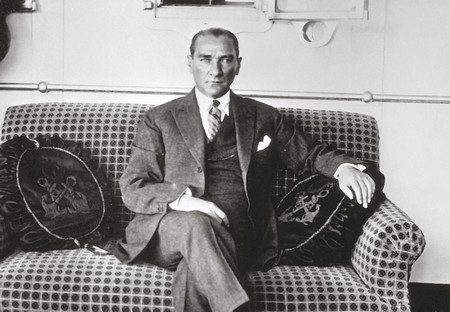 Mustafa Atatürk'ün hayatı, ilkeleri, inkılapları, sözleri, şiirleri ve fotoğrafları