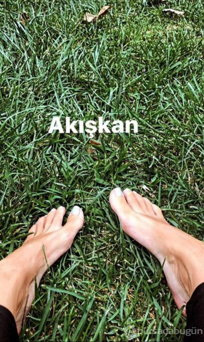 Merve Boluğur sağanakta parmak arası terlikle gezdi: 'Beni rahat bırakın'