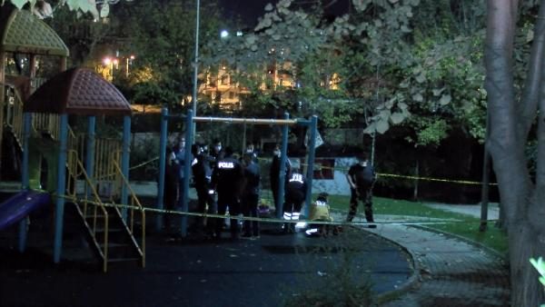 Parkta salıncak demirine asılı halde cesedi bulundu