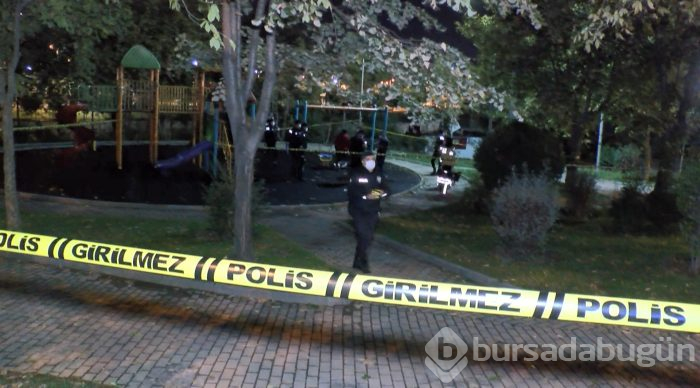 Parkta salıncak demirine asılı halde cesedi bulundu