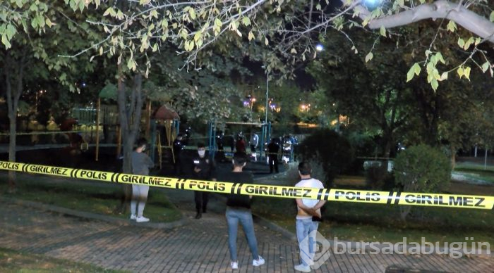 Parkta salıncak demirine asılı halde cesedi bulundu