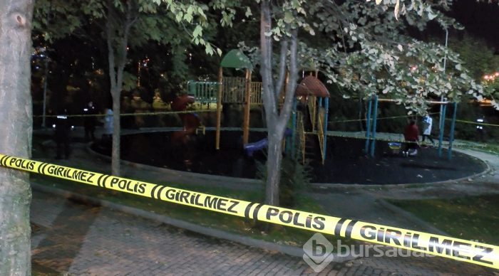 Parkta salıncak demirine asılı halde cesedi bulundu