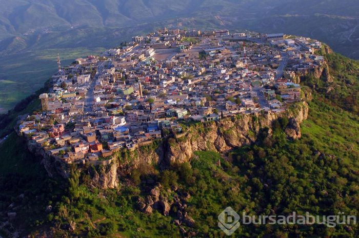 Yamaçın kenarına düzenlenmiş hayatlar! Dev kayanın üzerine kasaba kurdular...