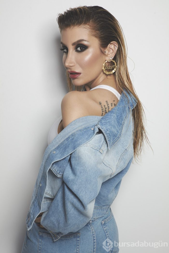İrem Derici'ye müziği bıraksın diye para gönderdiler!
