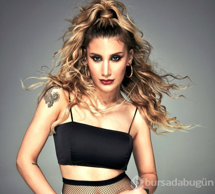 İrem Derici'ye müziği bıraksın diye para gönderdiler!