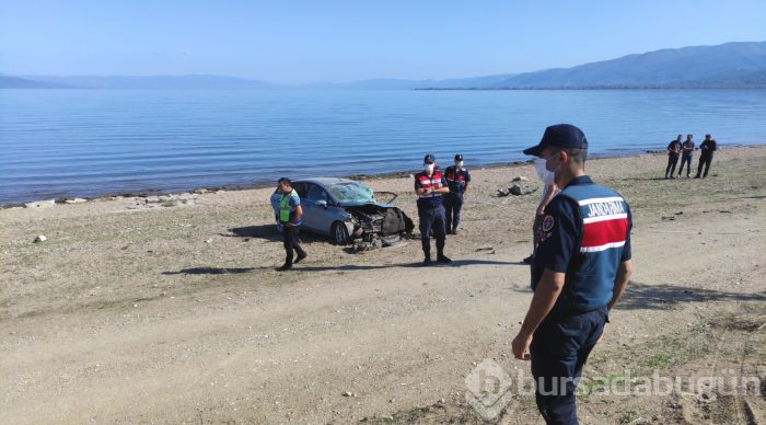 Bursa'da evde sağlık hizmeti aracı ile otomobil çarpıştı: 1 ölü, 3 yaralı