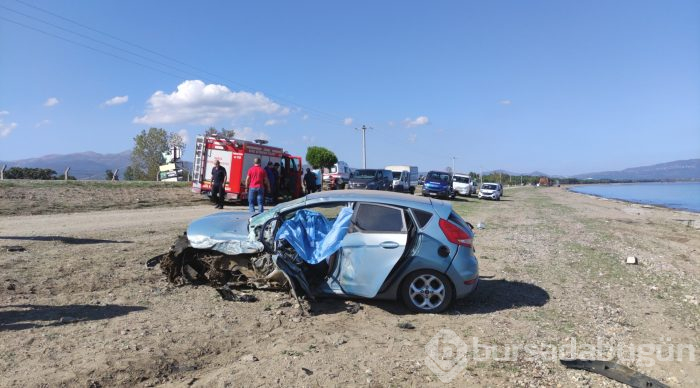 Bursa'da evde sağlık hizmeti aracı ile otomobil çarpıştı: 1 ölü, 3 yaralı