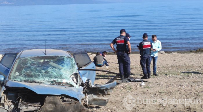 Bursa'da evde sağlık hizmeti aracı ile otomobil çarpıştı: 1 ölü, 3 yaralı