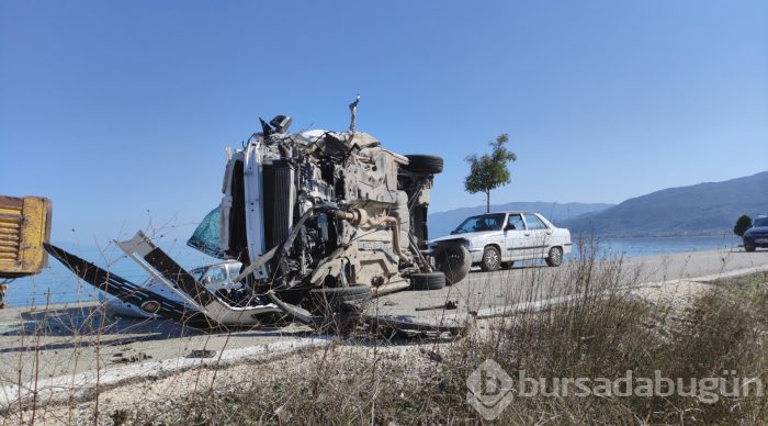 Bursa'da evde sağlık hizmeti aracı ile otomobil çarpıştı: 1 ölü, 3 yaralı