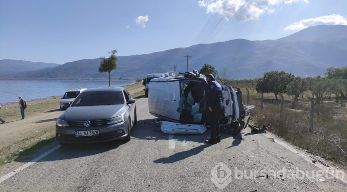 Bursa'da evde sağlık hizmeti aracı ile otomobil çarpıştı: 1 ölü, 3 yaralı