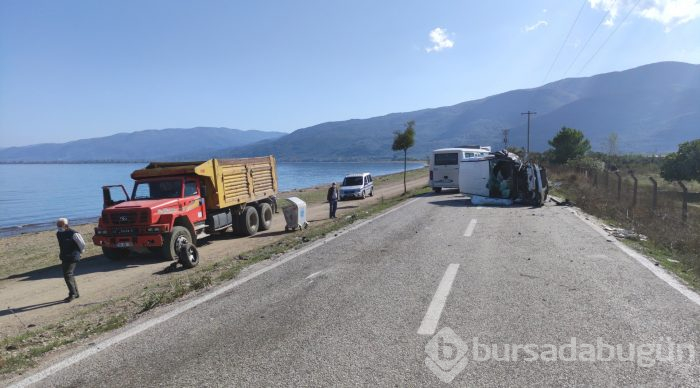 Bursa'da evde sağlık hizmeti aracı ile otomobil çarpıştı: 1 ölü, 3 yaralı