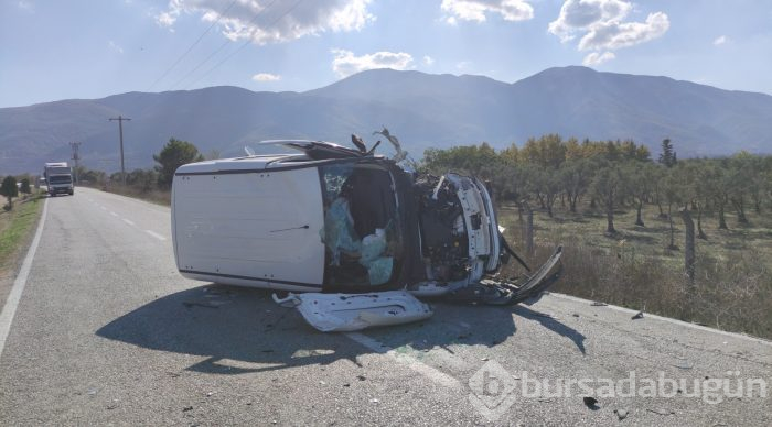 Bursa'da evde sağlık hizmeti aracı ile otomobil çarpıştı: 1 ölü, 3 yaralı