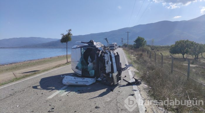 Bursa'da evde sağlık hizmeti aracı ile otomobil çarpıştı: 1 ölü, 3 yaralı