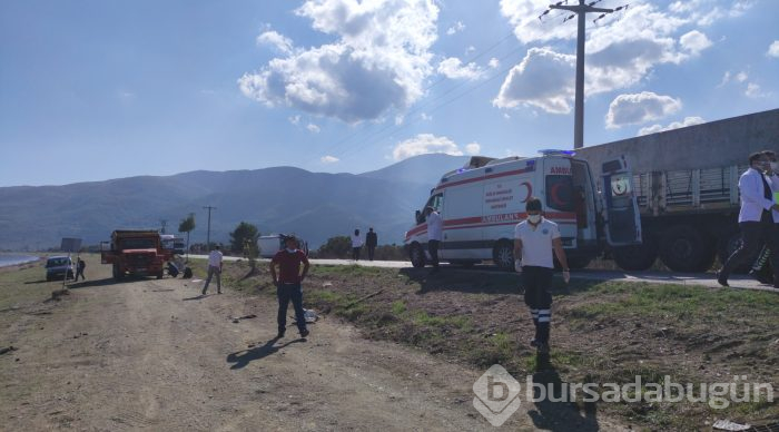 Bursa'da evde sağlık hizmeti aracı ile otomobil çarpıştı: 1 ölü, 3 yaralı