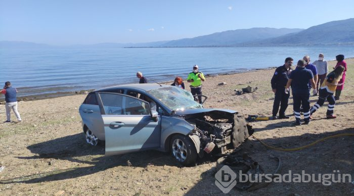 Bursa'da evde sağlık hizmeti aracı ile otomobil çarpıştı: 1 ölü, 3 yaralı
