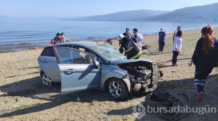 Bursa'da evde sağlık hizmeti aracı ile otomobil çarpıştı: 1 ölü, 3 yaralı