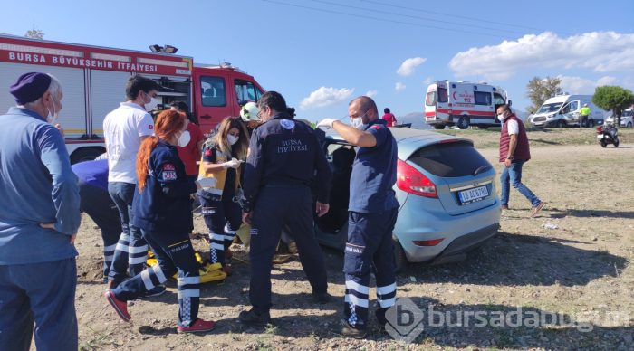 Bursa'da evde sağlık hizmeti aracı ile otomobil çarpıştı: 1 ölü, 3 yaralı