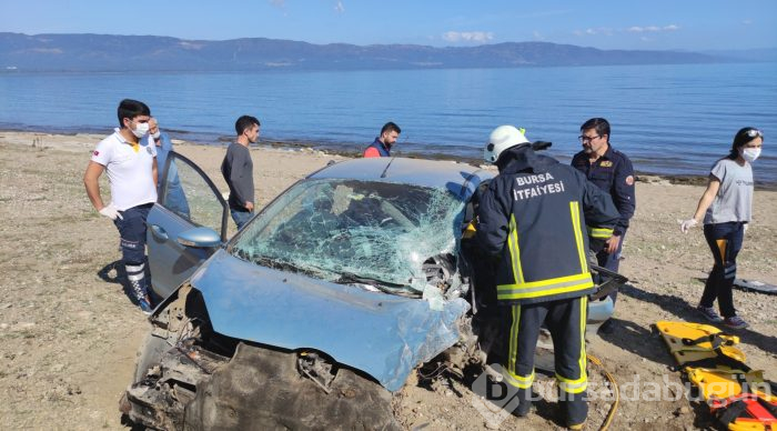 Bursa'da evde sağlık hizmeti aracı ile otomobil çarpıştı: 1 ölü, 3 yaralı