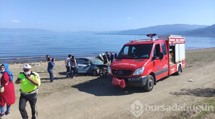 Bursa'da evde sağlık hizmeti aracı ile otomobil çarpıştı: 1 ölü, 3 yaralı