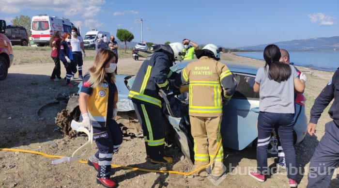 Bursa'da evde sağlık hizmeti aracı ile otomobil çarpıştı: 1 ölü, 3 yaralı