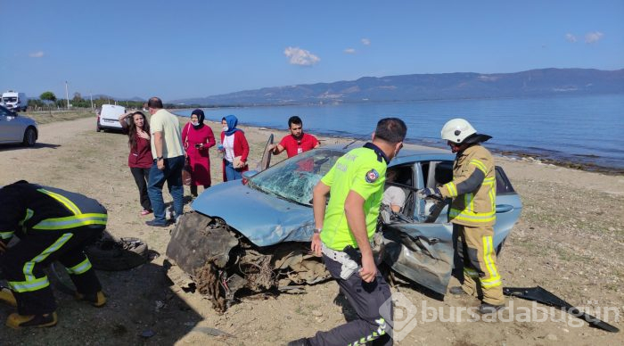 Bursa'da evde sağlık hizmeti aracı ile otomobil çarpıştı: 1 ölü, 3 yaralı