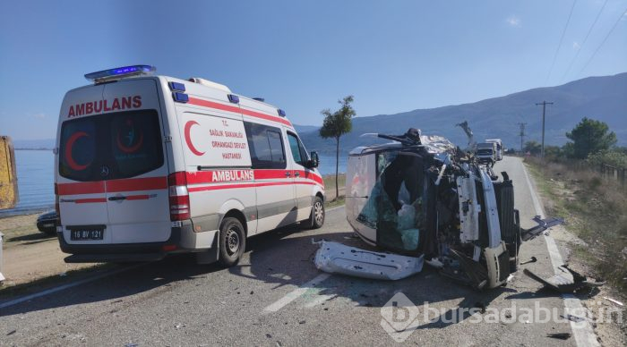 Bursa'da evde sağlık hizmeti aracı ile otomobil çarpıştı: 1 ölü, 3 yaralı