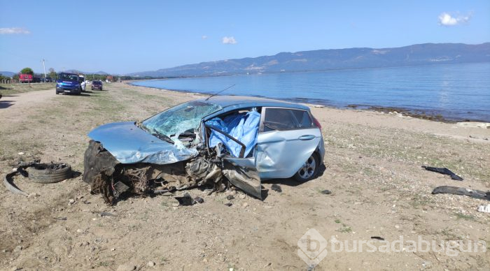 Bursa'da evde sağlık hizmeti aracı ile otomobil çarpıştı: 1 ölü, 3 yaralı