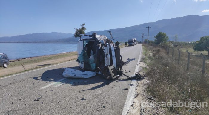 Bursa'da evde sağlık hizmeti aracı ile otomobil çarpıştı: 1 ölü, 3 yaralı