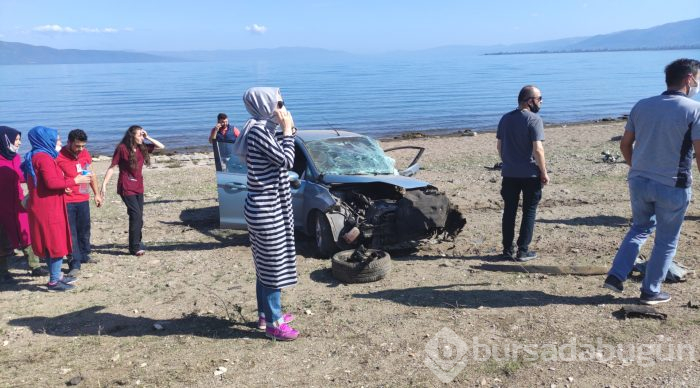 Bursa'da evde sağlık hizmeti aracı ile otomobil çarpıştı: 1 ölü, 3 yaralı