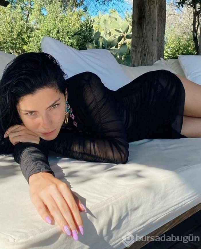 Merve Boluğur kırmızı mayosuyla sosyal medyayı salladı